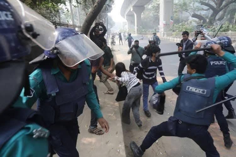 bdwatch2024's tweet photo. How safe is "new #Bangladesh" for #minorities? At least 20 persons were injured in an attack during protests against the removal of the word "indigenous" from textbooks. The next day, when protesting the earlier attack, they got attacked again! This time by #police.

At least 20 persons were injured on Wednesday in an attack on an indigenous group and its supporters protesting the removal of the word "indigenous" (adivasi, in Bangla) from books. Although the attack was officially carried out by a group called "#Students for Sovereignty", links of people present on the scene with Islami Chhatra Shibir (Jamaat E Islami's student wing) and Jatiyo Nagorik Committee (SAD's so-called civil-society off-shoot) have been reported in press and social media. 

News🔽

https://t.co/OXOBWAV23I

The next day, when a demo was taking place to protest the violent attack the day earlier, the police attacked, using water cannons and stun grenades. Baton charges scattered the protesters. 7 more protesters were injured. 

News🔽
https://t.co/quN94mPTML

In summary, when it comes to treatment of indigenous populations, the majoritarian radicals and the police are operating on the same wavelength.
 
#BangladeshCrisis @amnesty @hrw @amnestysasia @HRF @AFP @AP @reutersasia @Chellaney @Kai_Schultz @CharlieCamp6ell @JonathanEmont @MujMash @JohnReedwrites @HannahEP @CJBdingo25 @paulocasaca1 @UNHumanRights @volker_turk @UN4Indigenous @StateDRL @RFKHumanRights @FCDOGovUK @eu_eeas @HumanRightsCtte @EURightsAgency @BBCWorld @UtsavSanduja @_pallavighosh @dwnews @Sabir59 @johnstanly
