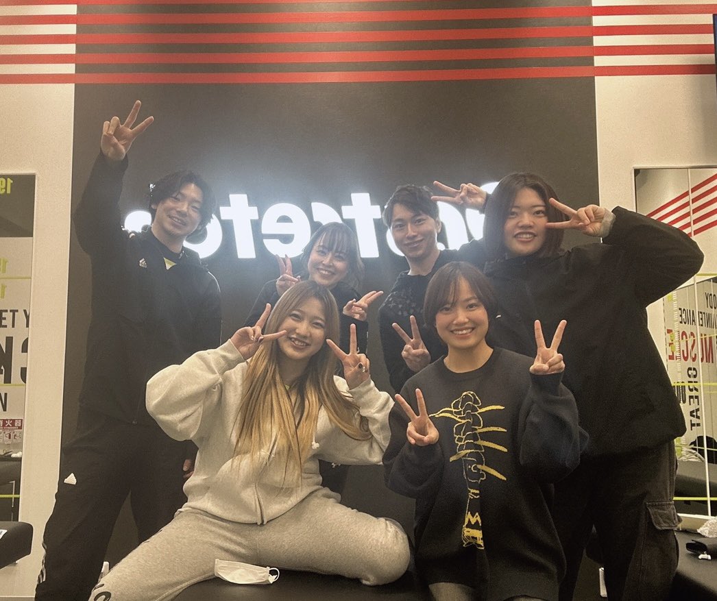 kaaaz614's tweet photo. 🌟【イオンモール伊丹昆陽】🌟
伊丹昆陽スタッフの初顔合わせ✨
みんな笑顔が素敵ですでにチームワーク抜群🙌
オープンが楽しみです！
最高のサービスをお届けできるよう頑張ります🔥 

#イオンモール伊丹昆陽 #人に寄り添う
#プレオープンまで1週間 https://t.co/clVOyEBKrQ