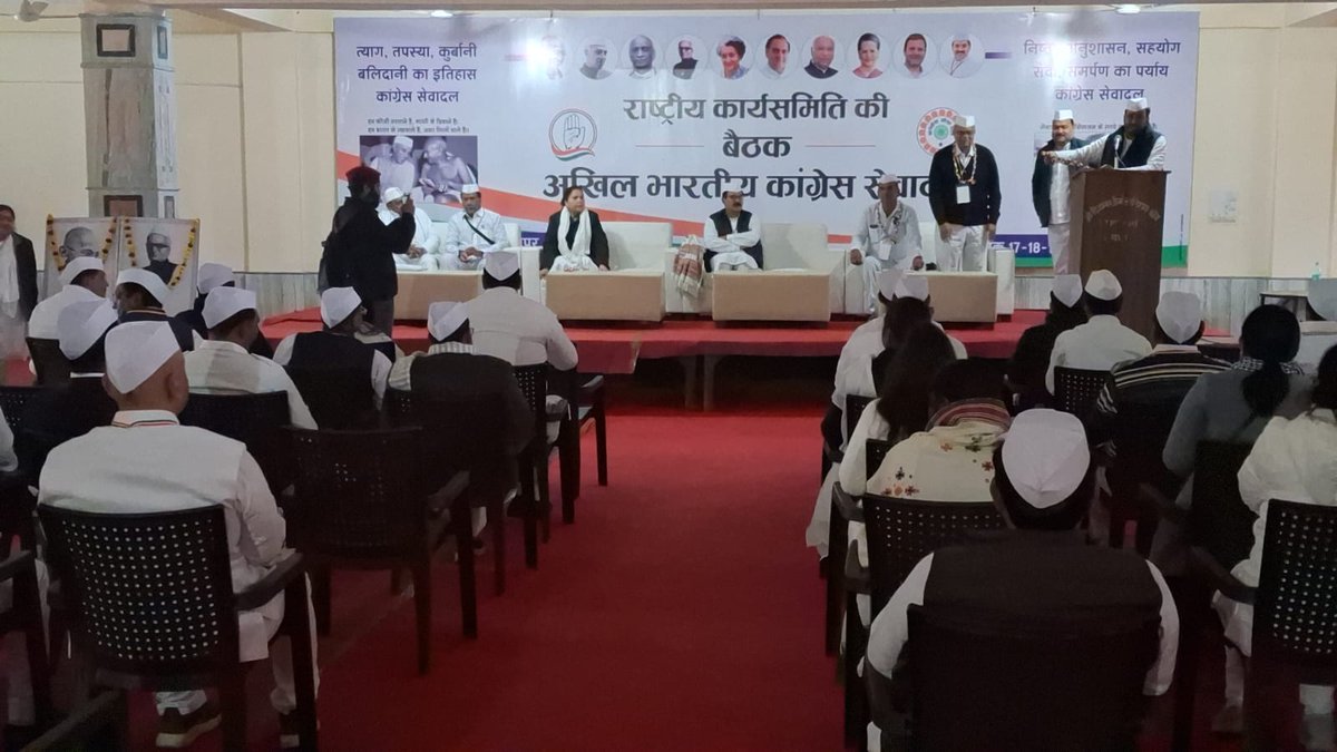 LaljiDesaiG's tweet photo. जयपुर में चल रही अखिल भारतीय कांग्रेस सेवादल की राष्ट्रीय कार्यकारणी की बैठक की कुछ खास झलकियां!

आज पहले दिन राज्य के पदाधिकारियों और कार्यकर्ताओं द्वारा सेवादल संगठन को मजबूत करने और वि��िन्न राज्यों द्वारा उनकी गतिविधियों और राज्य में चलाए गए कार्यक्रमों की गहन समीक्षा हुई!
देश का बल, सेवादल!!