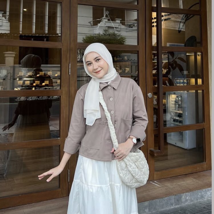 bisa jadi blazer ataupun outer. super simple tapi stylish, siap buat acara semi-formal 💫

s.shopee.co.id/10nLrVo1hR