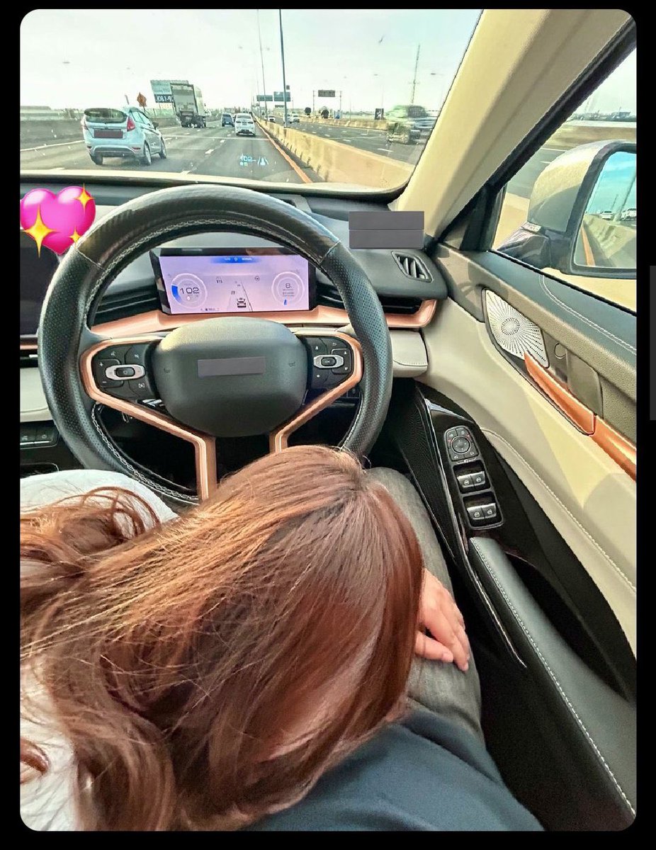 RedSkullxxx's tweet photo. ระบบ auto pilot พัฒนามาเพื่อเวลาเงี่ยนตอนขับรถนี่เอง #ควายหลุดถนน #เฮียขับรถ https://t.co/Fy1SIld3pz
