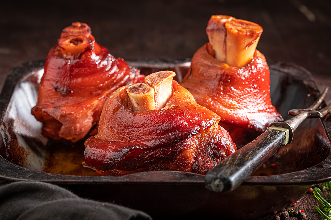 HUNGARYTO's tweet image. #CODILLO de cerdo #AHUMADO #TÓALMÁSI, disponible ahora en #HUNGARYTO para llevar y #cocinar en #casa. Aquí tienes la RECETA (lo puedes traducir del #húngaro)... ;-) 

toalmasimanufaktura.hu/fustolt-csulok…

#schweinshaxe #Hachse #Hechse #Haxe #Hämsche #Bötel #Stelze #barcelona