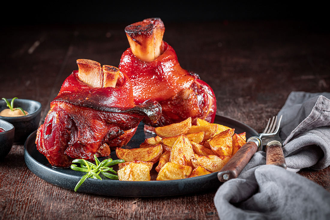 HUNGARYTO's tweet image. #CODILLO de cerdo #AHUMADO #TÓALMÁSI, disponible ahora en #HUNGARYTO para llevar y #cocinar en #casa. Aquí tienes la RECETA (lo puedes traducir del #húngaro)... ;-) 

toalmasimanufaktura.hu/fustolt-csulok…

#schweinshaxe #Hachse #Hechse #Haxe #Hämsche #Bötel #Stelze #barcelona