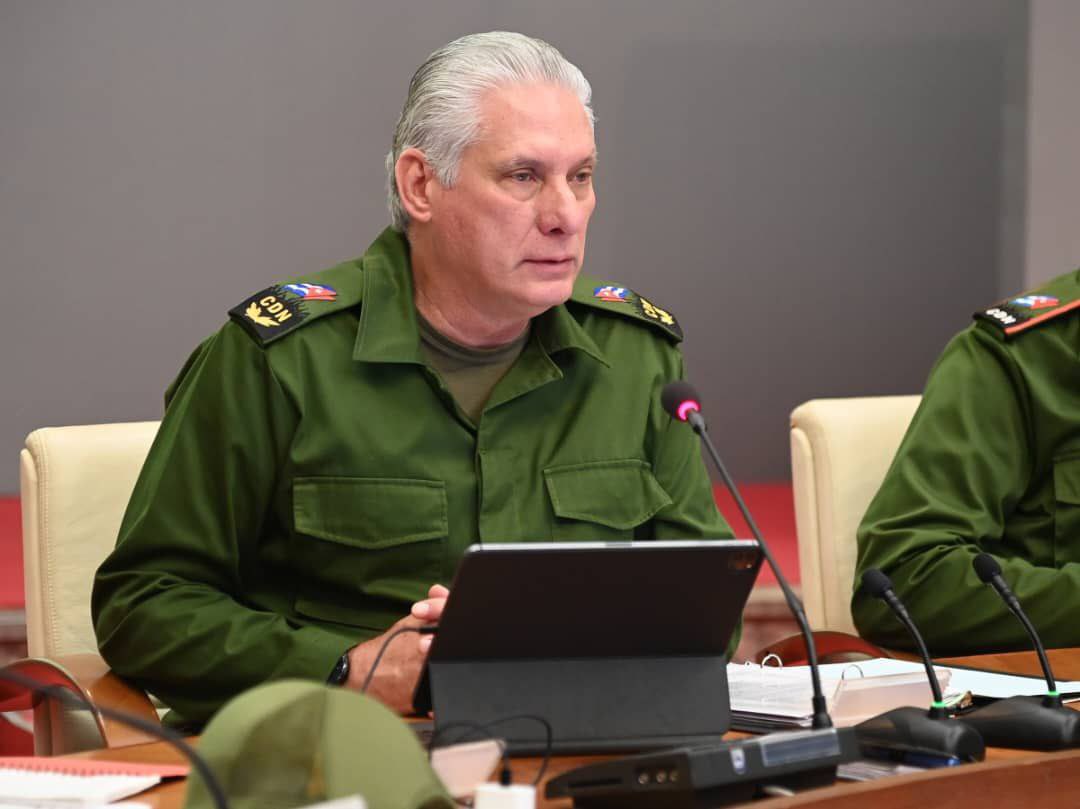 El ejercicio Bastión se realiza bajo la dirección del Presidente del Consejo de Defensa Nacional y en ellos se estudian las diferentes formas de lucha como parte de la guerra.
#Bastión2024 

📝📸 <a href="/MinfarC/">Minfar_Cuba</a> 

#66AñosEnRevolución 
#DefendiendoCuba 

<a href="/ayleralmarales/">ayleralmarales</a> <a href="/Pedro_ACM/">Pedro Cruz Moiset</a>