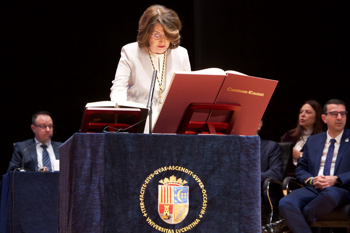 Amparo Navarro reivindica el modelo de universidad pública y el servicio que presta para la igualdad de oportunidades, durante su investidura como rectora de la UA.
Más info en s.ua.es/es/KlFT