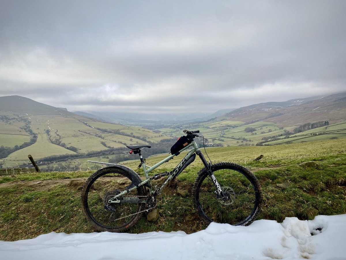 A nice little spin around Win Hill, with some off-piste exploring. Hoping to get a bit more familiar with all the options this year and find the ones that suit my level. 
#WinHill #mtb #offpiste <a href="/Absolutemtb1/">Absolutemtb</a>