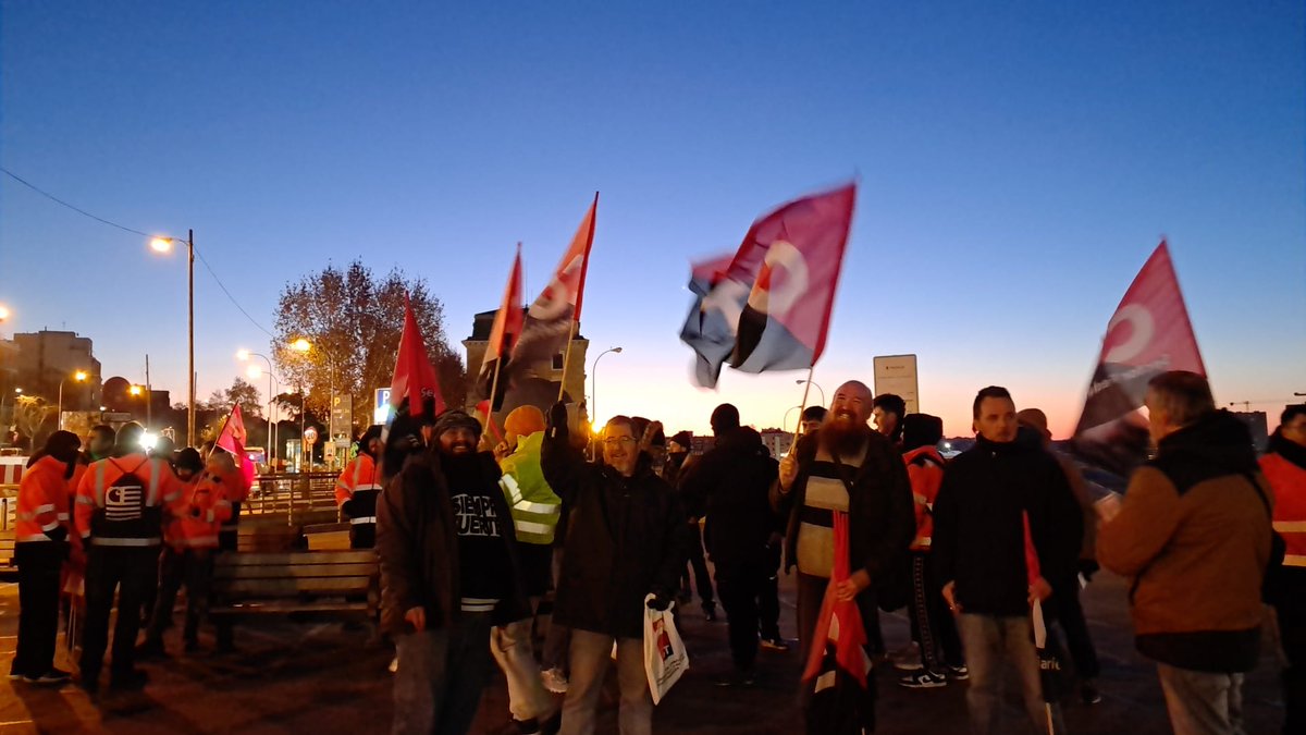 CGTACTREN's tweet photo. El nuevo presidente de RENFE @Transxte ha escuchado las reivindicaciones de l@s trabajador@s de @ACTREN_MF que se han concentrado hoy a las puertas de las oficinas de @Renfe para protestar por el bloqueo en las negociaciones del convenio https://t.co/JkrZ8Cz1hm