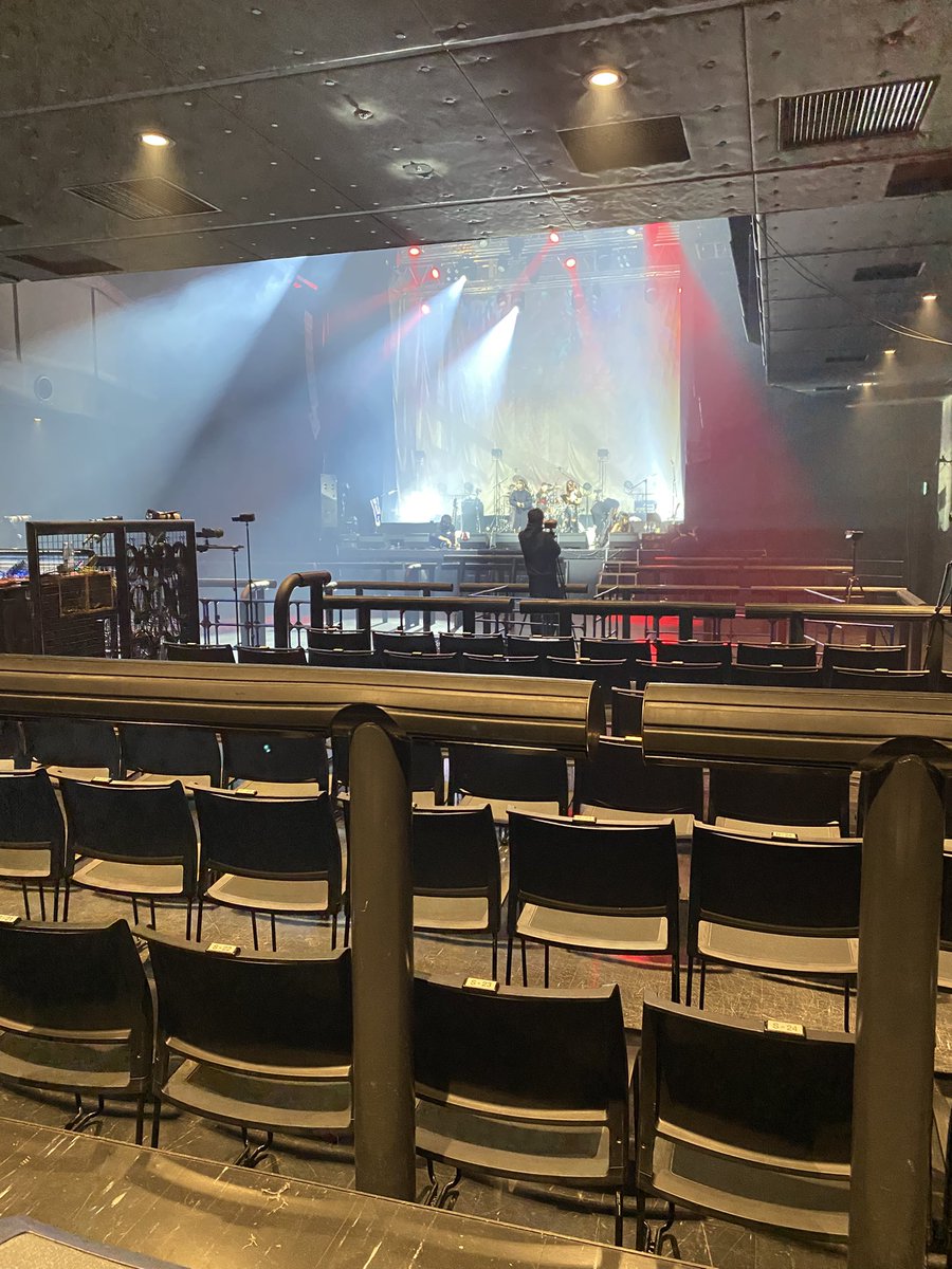 MIKKA_tp's tweet photo. 去年の夏ぶりにライブのお手伝い🌼
Zepp新宿は今時の箱って感じでと��て���綺麗でした🥹
だいたい物販にいる私だけど、いつも優しくしてくれるリスメラーさん達ありがとうございます🫶🏽
みんなお疲れ様でした☺️ https://t.co/3dtFfTobjd