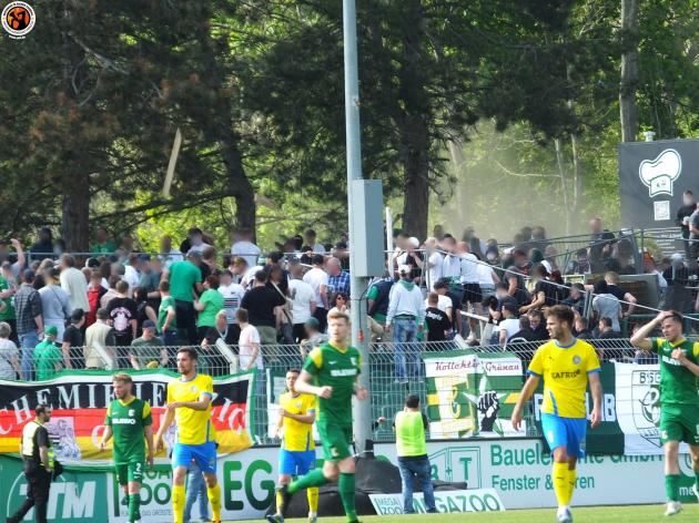 FasziFankurve's tweet image. „Nicht jede Vermummung bei Fußballspielen in Sachsen ist strafbar“: Mehrere Fans der #BSG #Chemie #Leipzig haben richtungsweisenden Urteile bzw. Einstellungen erreicht 👉 faszination-fankurve.de/news/92975/nic… #BSGLOK