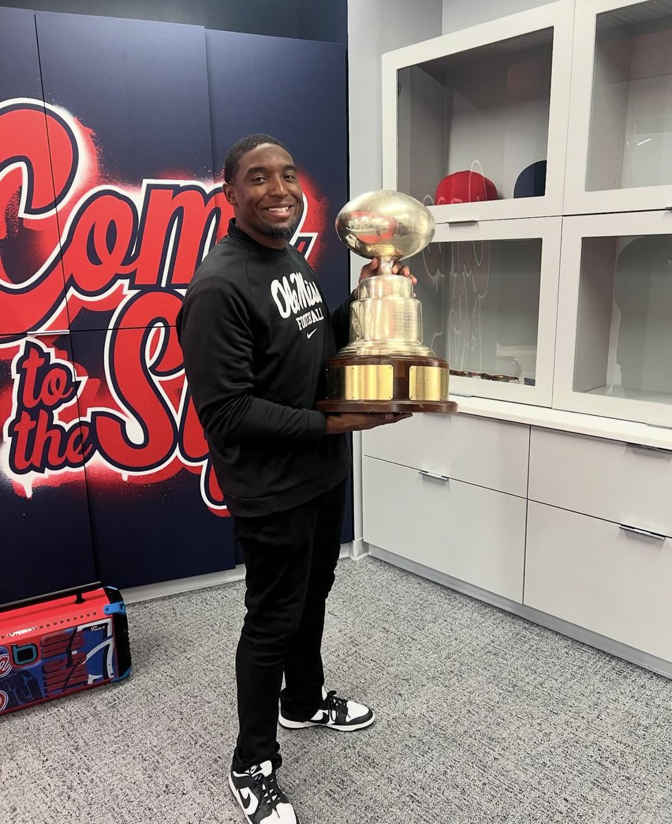 mzenitz's tweet photo. Georgia State is set to hire Ole Miss’ Enrique Davis as running backs coach, a source tells @CBSSports/@247Sports.

Before spending the last two years as an analyst at Ole Miss, Davis — a former Ole Miss running back — was the running backs coach at Western Kentucky.

https://t.co/H1pSFVSCOg
