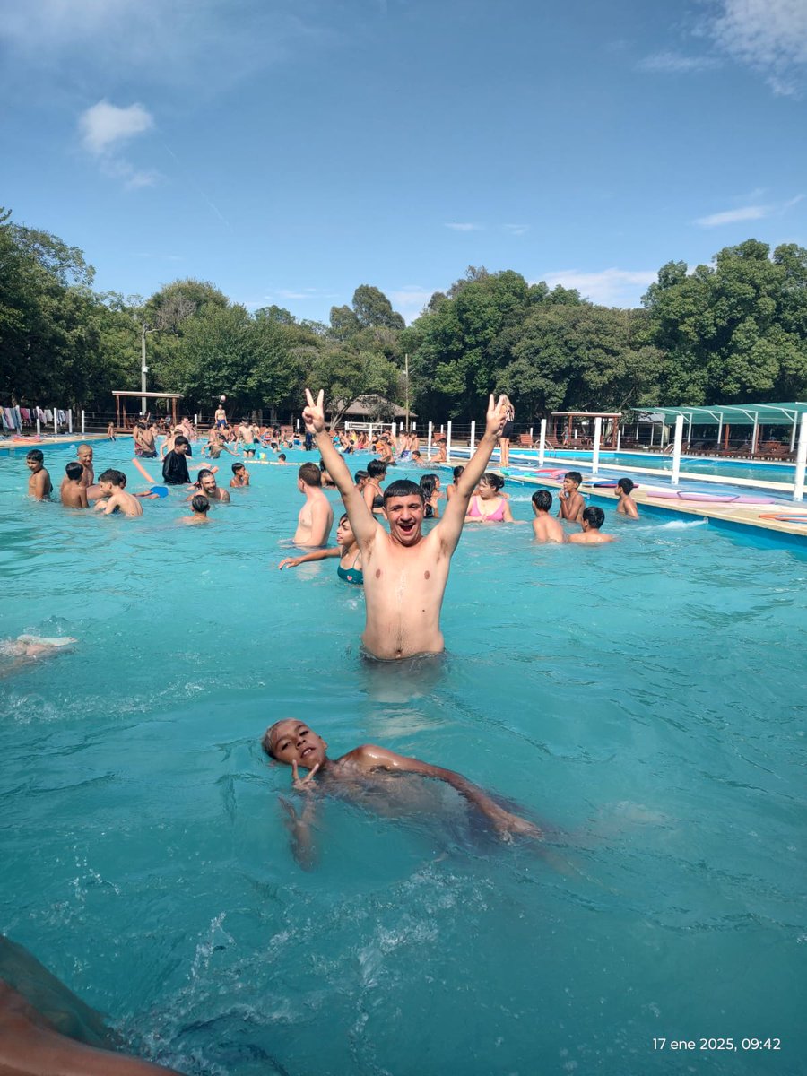 Leot14's tweet photo. Escuelas Abiertas en Verano🌞🏊🏽‍♀️.
👉🏻En📍#Quilmes visitamos el predio de la UOM.
➡️Niñ@s y jóvenes disfrutaron de pileta, talleres y juegos😍.
➡️Seguimos garantizando el derecho al disfrute, al aprendizaje y la recreación.
@Kicillofok @mayrasmendoza
@AlbertoSileoni @pablourquizaok https://t.co/mrfBTcNKtE