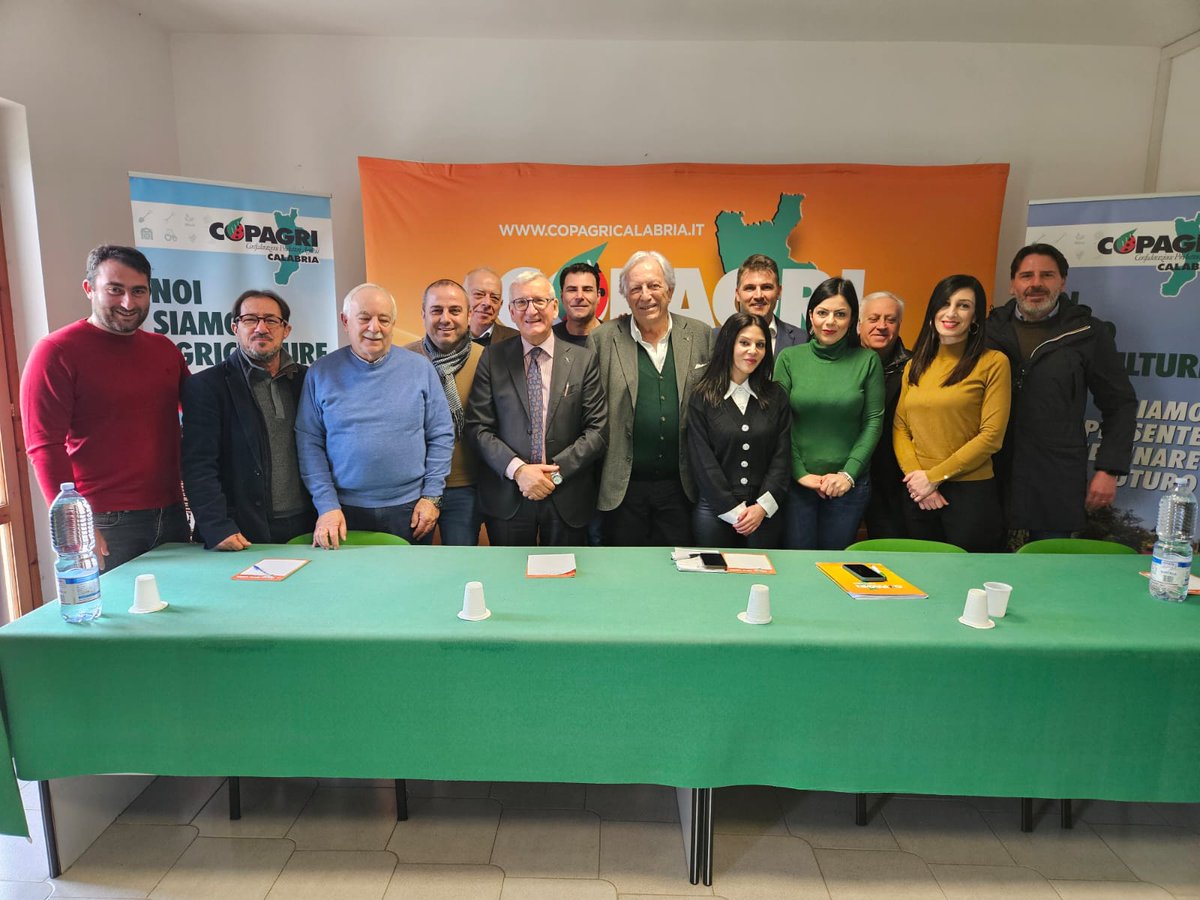 CopagriCalabria's tweet photo. Le problematiche del Primario regionale al centro di un confronto tra la @Copagri e il Prefetto di #Catanzaro Castrese #DeRosa.

#Macrì, De Rosa interlocutore attento e sensibile; pronti a proficua collaborazione.

https://t.co/UD6SGDtmCq https://t.co/BtcSIP3G8m