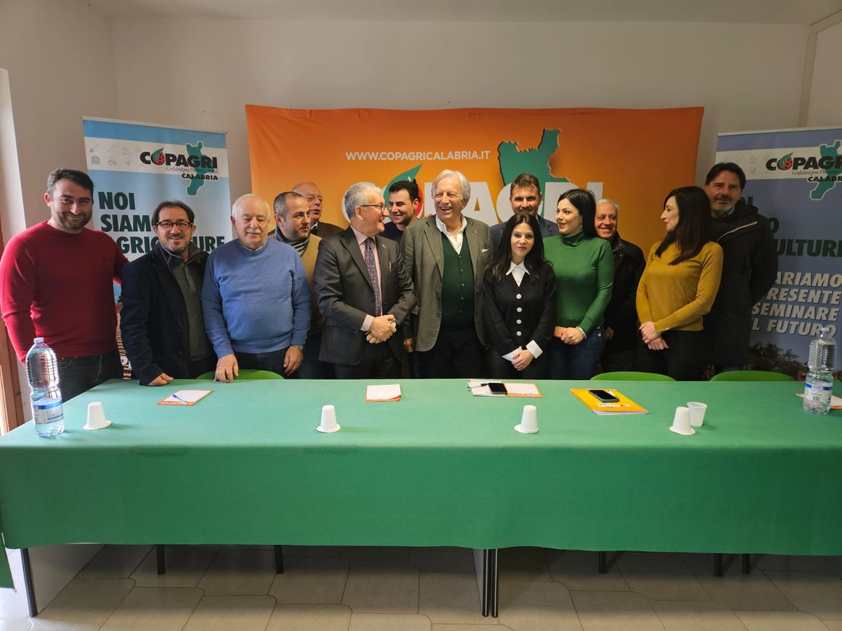 CopagriCalabria's tweet photo. Le problematiche del Primario regionale al centro di un confronto tra la @Copagri e il Prefetto di #Catanzaro Castrese #DeRosa.

#Macrì, De Rosa interlocutore attento e sensibile; pronti a proficua collaborazione.

https://t.co/UD6SGDtmCq https://t.co/BtcSIP3G8m