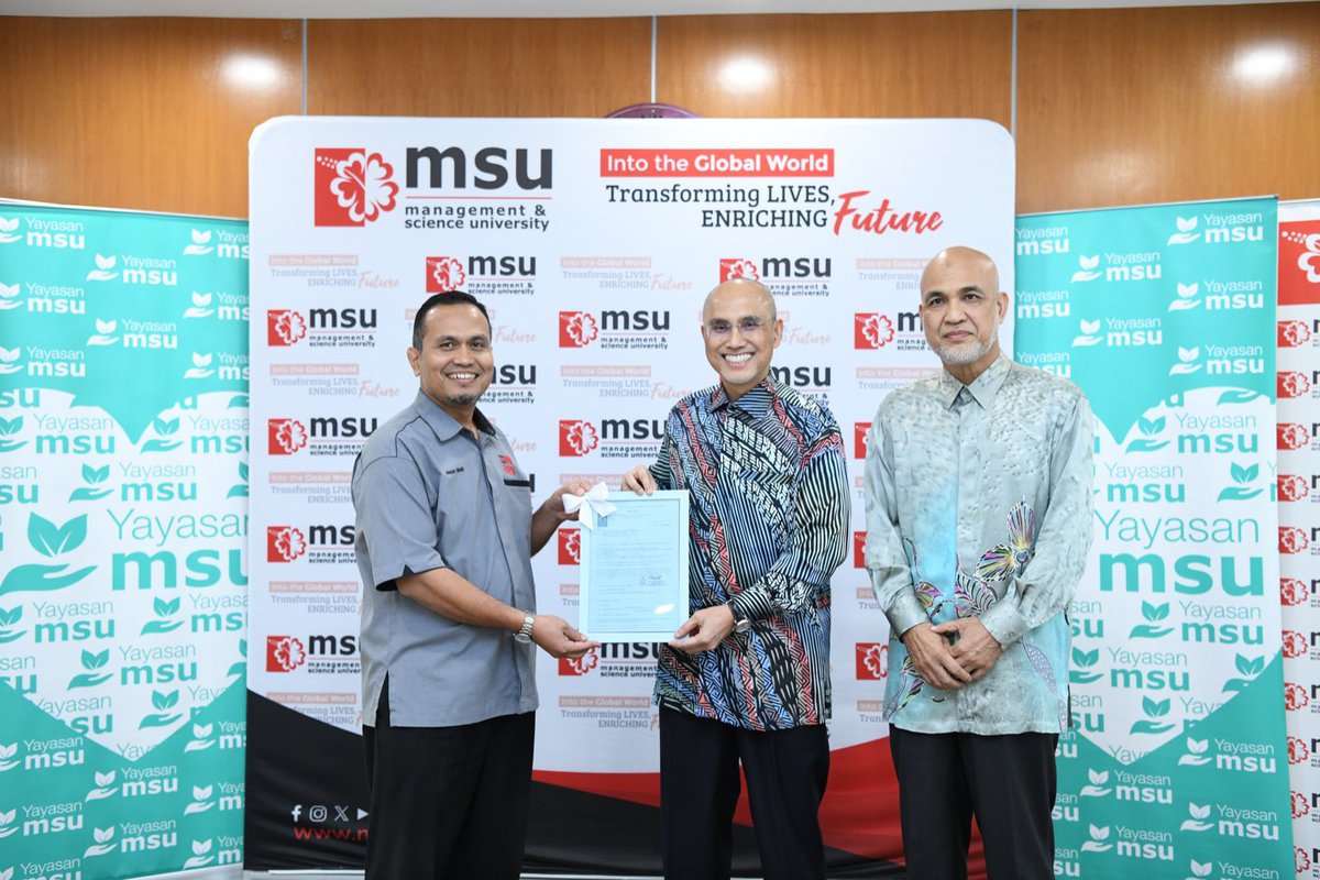 MohdShukriYajid's tweet photo. Pleased to be present for the "Majlis Serah Terima Dokumen CCC Rasmi Masjid Denai Alam" to PWS' CEO Hj Anuar Hamzah Tohar. Appreciative of the continuous support towards @YayasanMSU and @MSUmalaysia  community project and long-term sustainability efforts @wakafselangor #MSUsdg17 https://t.co/FNH57NrdiK