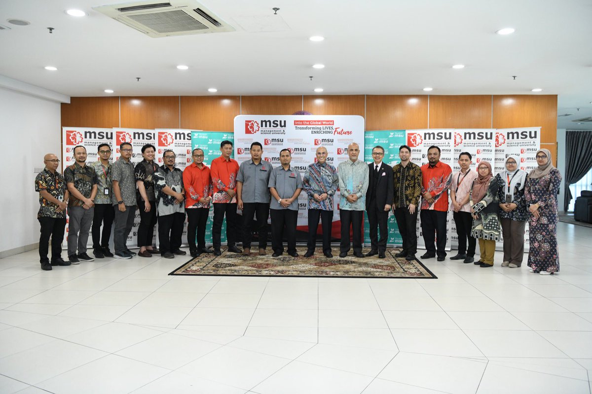 MohdShukriYajid's tweet photo. Pleased to be present for the "Majlis Serah Terima Dokumen CCC Rasmi Masjid Denai Alam" to PWS' CEO Hj Anuar Hamzah Tohar. Appreciative of the continuous support towards @YayasanMSU and @MSUmalaysia  community project and long-term sustainability efforts @wakafselangor #MSUsdg17 https://t.co/FNH57NrdiK