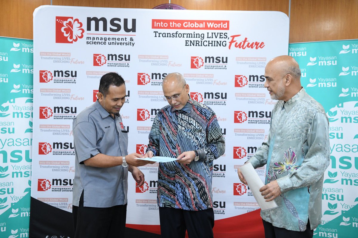 MohdShukriYajid's tweet photo. Pleased to be present for the "Majlis Serah Terima Dokumen CCC Rasmi Masjid Denai Alam" to PWS' CEO Hj Anuar Hamzah Tohar. Appreciative of the continuous support towards @YayasanMSU and @MSUmalaysia  community project and long-term sustainability efforts @wakafselangor #MSUsdg17 https://t.co/FNH57NrdiK