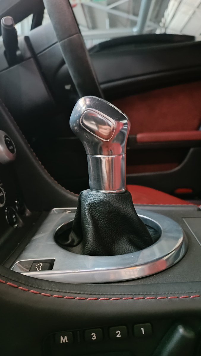 Yovanie's tweet photo. Prominent girth on this ultra rare #KnobOfTheWeek. There’s a curious bend in the shaft that you may or may not have encountered before ↗️. Tougher one this week but can you guess the make and model? What are your thoughts? https://t.co/qHr8CNeUs2
