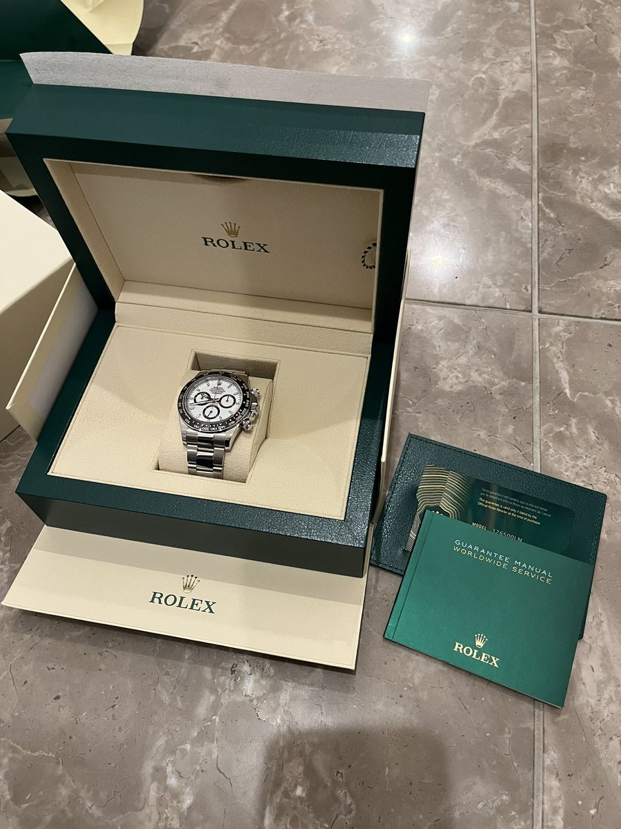 u6HbZk77KW8358's tweet photo. ようやくデイトナ入手。。長かった。。

#Rolex https://t.co/iwpJZLnssi
