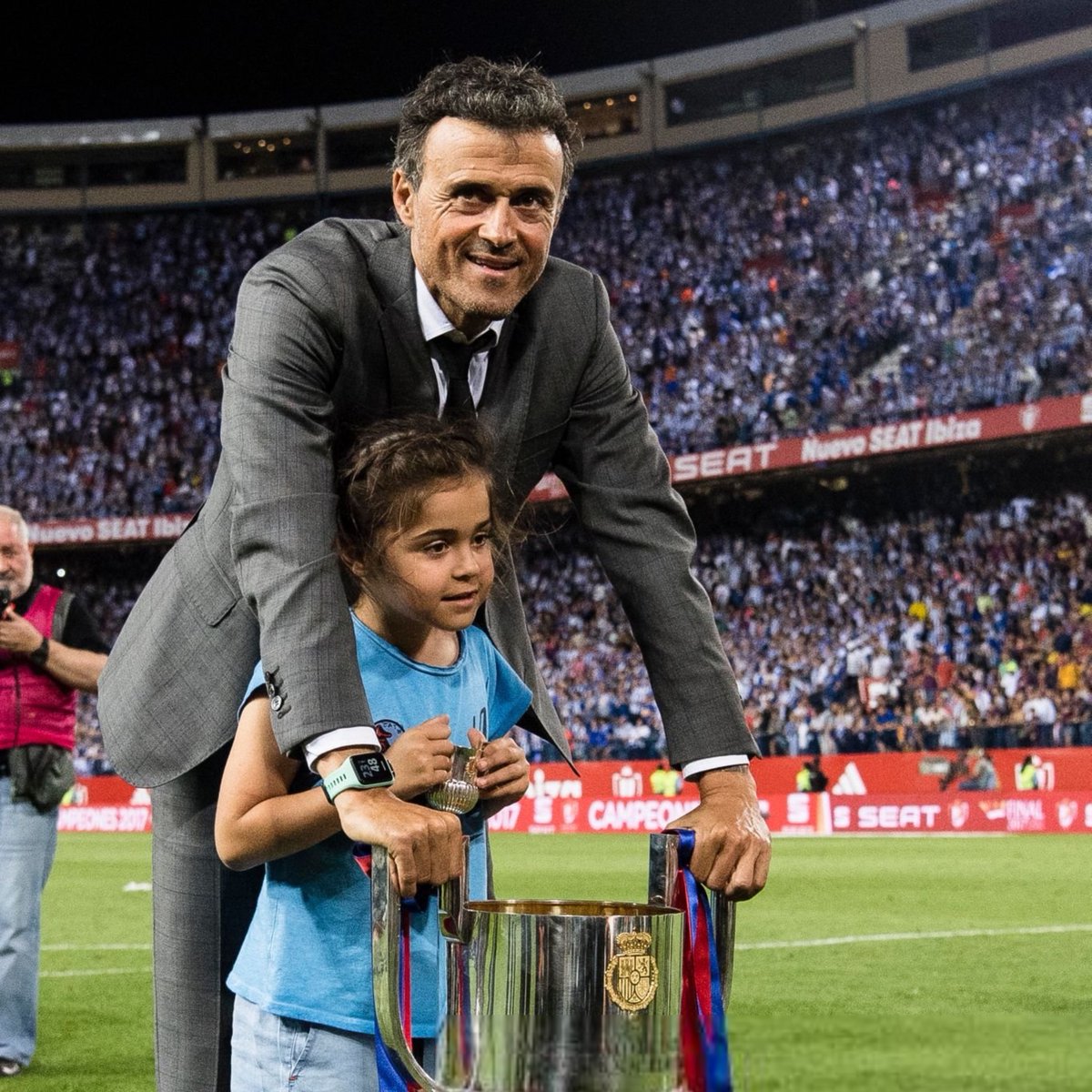 💬 Luis Enrique s’exprime sur sa fille Xana, décédée en 2019 🥺

« Quand on a gagné la LDC avec le FC Barcelone : e𝗹𝗹𝗲 𝗮 𝗽𝗹𝗮𝗻𝘁𝗲́ 𝗮𝘂 𝘀𝗼𝗹 𝘂𝗻 𝗱𝗿𝗮𝗽𝗲𝗮𝘂 𝗱𝘂 𝗕𝗮𝗿𝗰̧𝗮 𝗰𝗼𝗺𝗺𝗲 𝗰𝗲́𝗹𝗲́𝗯𝗿𝗮𝘁𝗶𝗼𝗻 𝗲𝘁 𝗷'𝗮𝗶𝗺𝗲𝗿𝗮𝗶𝘀 𝗾𝘂'𝗲𝗹𝗹𝗲 𝗽𝘂𝗶𝘀𝘀𝗲 𝗹𝗲