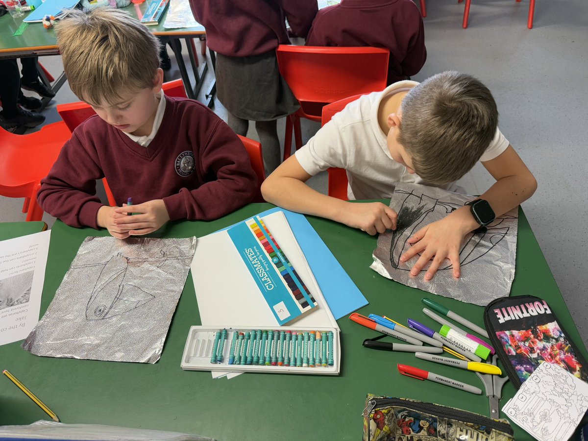 BallyhenryPS's tweet photo. P5 enjoyed some Rainforest Art this week. They used foil, markers and oil pastels to create lovely pictures of toucans 🦜🎨 https://t.co/jyr30Pba43