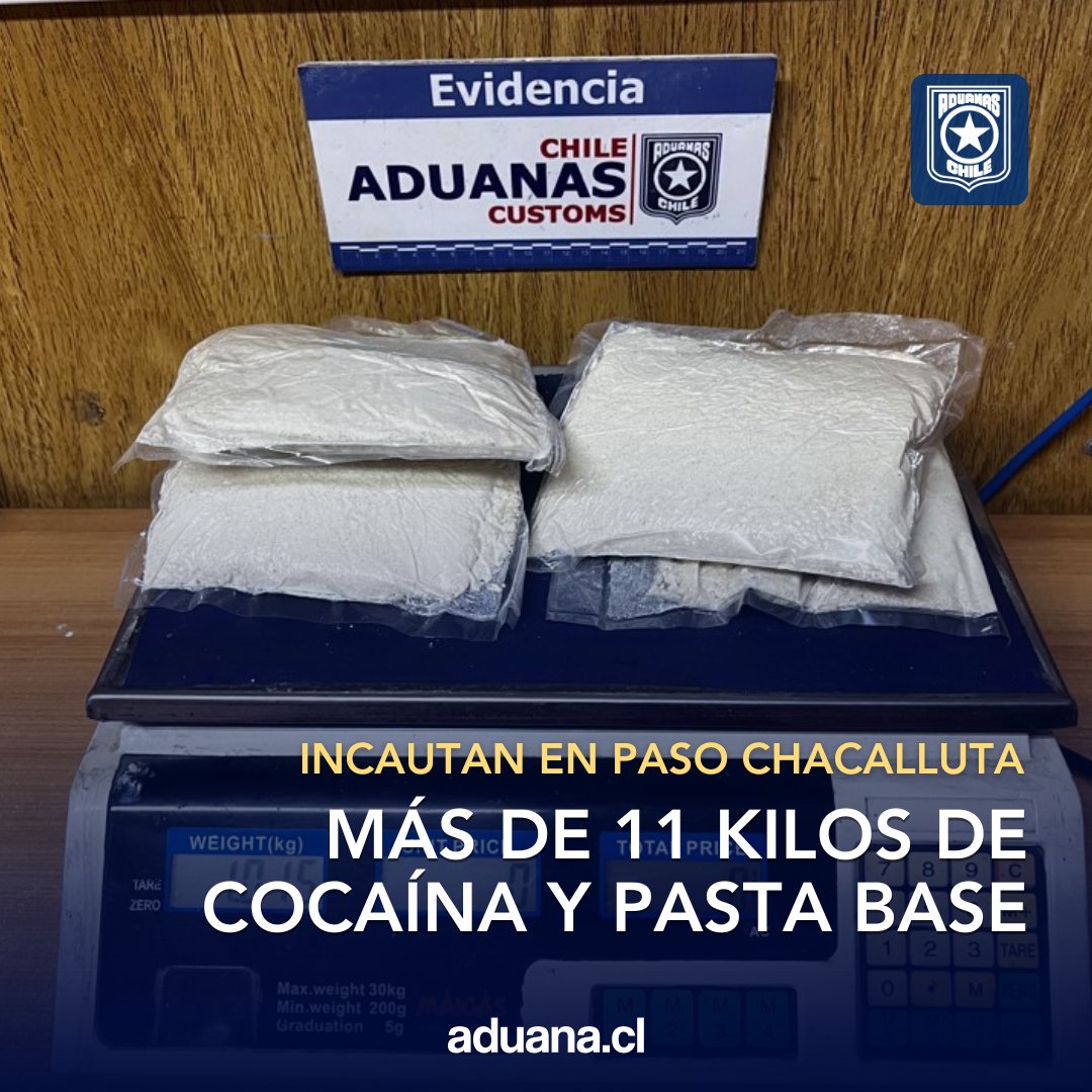 AduanaCL's tweet photo. 🚨 En operativos recientes, Aduana de Arica logró incautar más de 11 kilos de cocaína y pasta base. Tres sujetos fueron detenidos, gracias a la labor de nuestros fiscalizadores y canes detectores🐾

Conoce los detalles https://t.co/EQ6NaS1x3B https://t.co/M2N9JyRIaN