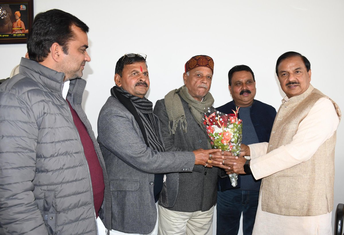 dr_maheshsharma's tweet photo. आज खुर्जा कैंप कार्यालय पर प्रिय क्षेत्रवासियों से आत्मीय संवाद कर उनकी समस्याएं सुनकर समाधान के लिए संबंधित अधिकारियों को निर्देशित किया। https://t.co/sjB4MZJcBh