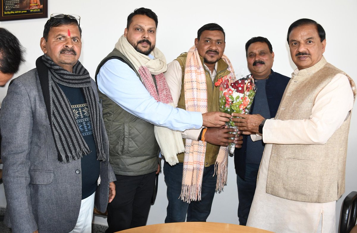 dr_maheshsharma's tweet photo. आज खुर्जा कैंप कार्यालय पर प्रिय क्षेत्रवासियों से आत्मीय संवाद कर उनकी समस्याएं सुनकर समाधान के लिए संबंधित अधिकारियों को निर्देशित किया। https://t.co/sjB4MZJcBh