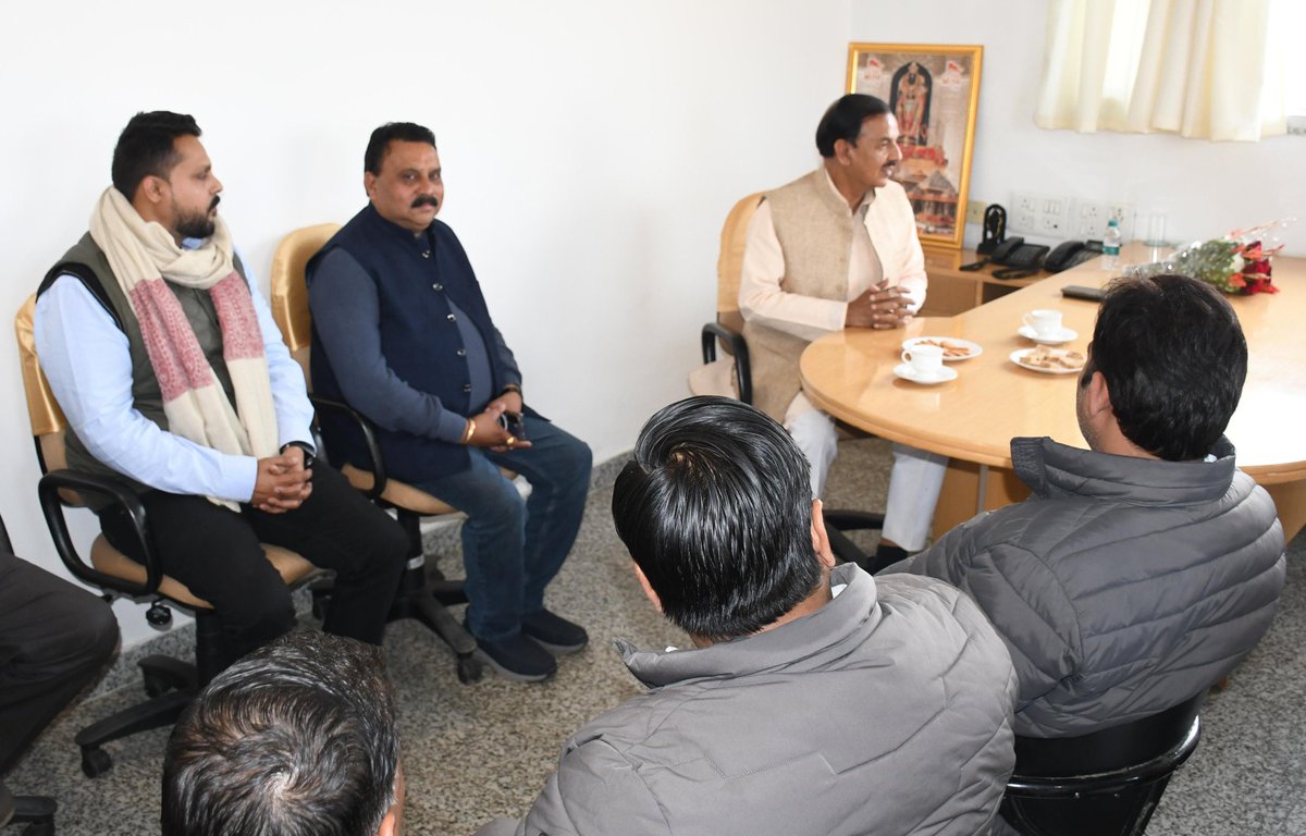 dr_maheshsharma's tweet photo. आज खुर्जा कैंप कार्यालय पर प्रिय क्षेत्रवासियों से आत्मीय संवाद कर उनकी समस्याएं सुनकर समाधान के लिए संबंधित अधिकारियों को निर्देशित किया। https://t.co/sjB4MZJcBh