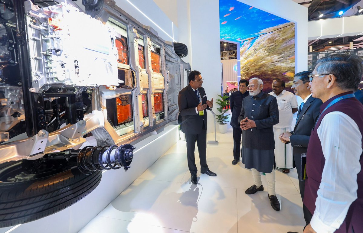 Maruti_Corp's tweet photo. Mr Toshihiro Suzuki, President SMC &amp; Mr Hisashi Takeuchi, MD #MarutiSuzuki thank Hon’ble @PMOIndia Shri @narendramodi for an inspiring inaugural address &amp; visit to view our Global EV. 
#BharatMobility
@PiyushGoyalOffc
@MHI_GoI
@OfficeOfNG 
(1/2) https://t.co/A0hUikWKtU