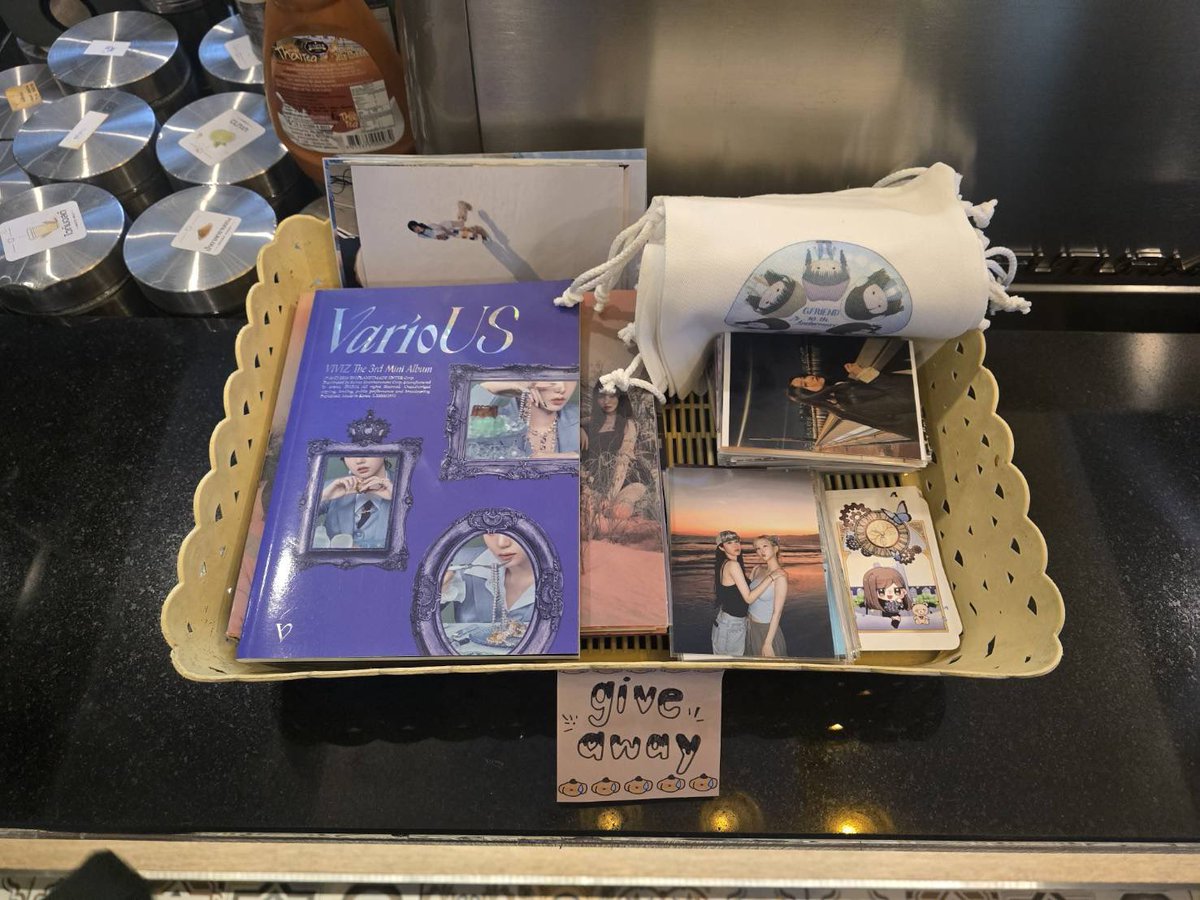 10yGFRIEND_THPJ's tweet photo. Give away สามารถรับได้ตรงหน้าเคาน์เตอร์เลยค่ะ และขอขอบคุณ คุณ @LeaderKung  @Mamhuang1 @ppjjppjjj และบัดดี้อีกหลายๆท่านที่นำของมาให้แจกด้วยนะคะ https://t.co/iJhxP6vAiN