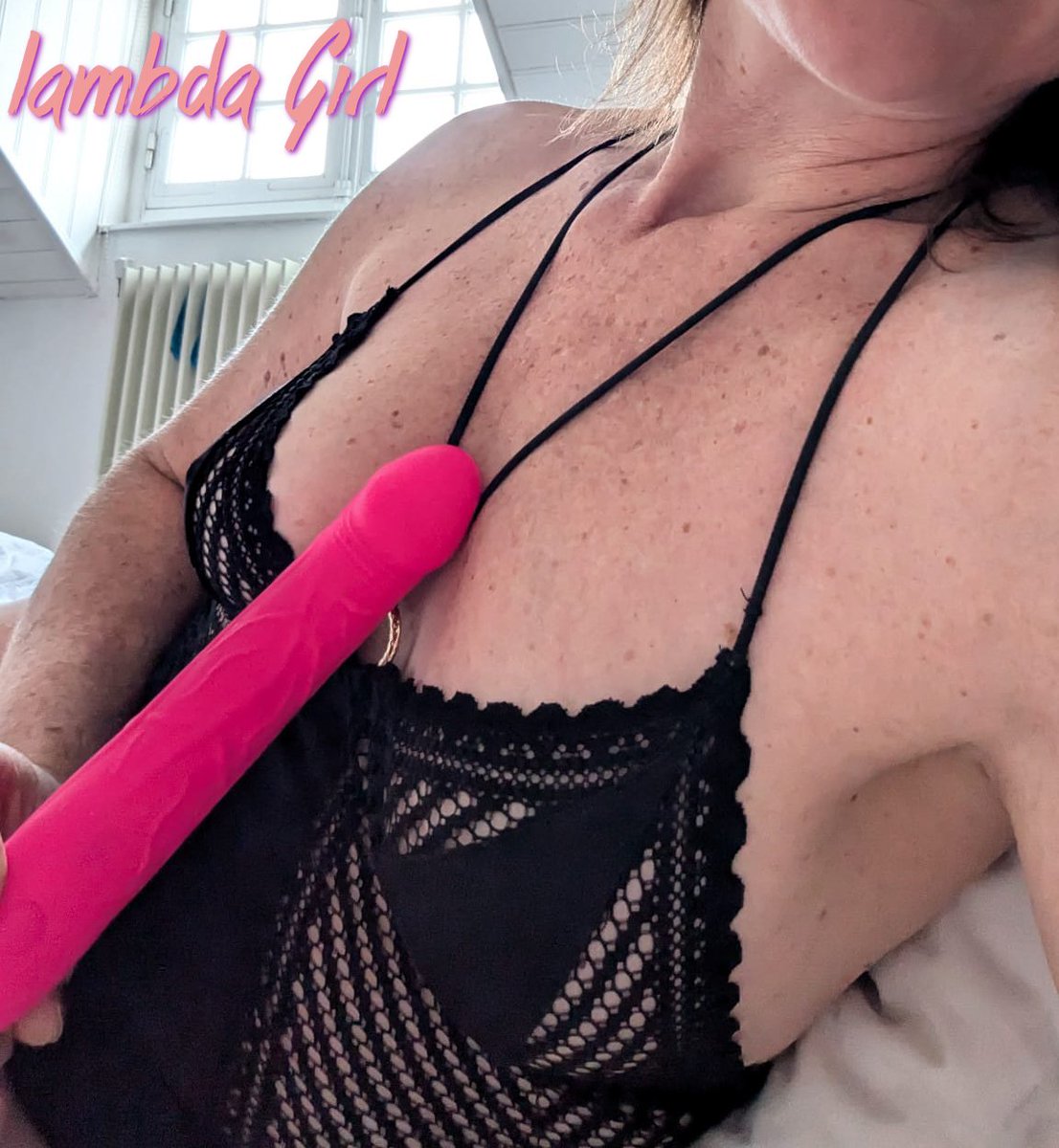 Ce midi j'ai servi de toyboy tout pour son plaisir et la faire jouir sans contrepartie. C'était très bien. Elle est épanouie.