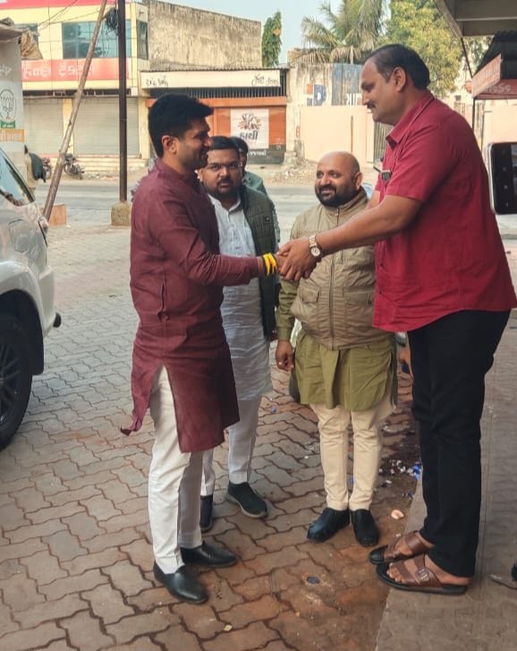 hardikc3's tweet photo. આજ રોજ ગુજરાત પ્રદેશ યુવા મોરચા ના અધ્યક્ષ આદરણીય Dr Prashant Korat  એ આપણા માનનીય ધારાસભ્ય શ્રી Shambhunath બાપુ ના કાર્યાલય ની શુભેચ્છા મુલાકાત લીધી  @DrPrashantkorat @ShambhunathMP 
@ishambhutundiya https://t.co/ACYQ27dW1i