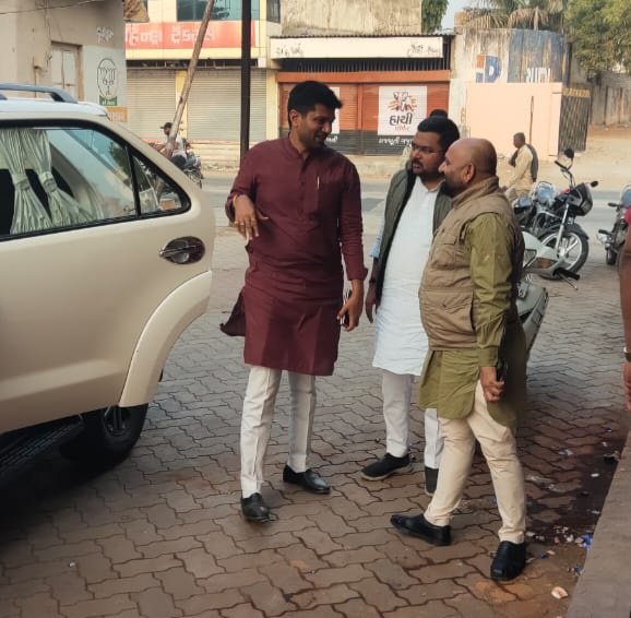hardikc3's tweet photo. આજ રોજ ગુજરાત પ્રદેશ યુવા મોરચા ના અધ્યક્ષ આદરણીય Dr Prashant Korat  એ આપણા માનનીય ધારાસભ્ય શ્રી Shambhunath બાપુ ના કાર્યાલય ની શુભેચ્છા મુલાકાત લીધી  @DrPrashantkorat @ShambhunathMP 
@ishambhutundiya https://t.co/ACYQ27dW1i