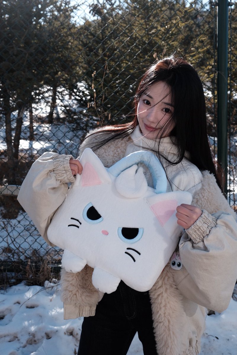 #MEW 大家的热情我们完全抵挡不住啦！😆 大家对我们电脑包的喜爱实在太疯狂了，3个根本不够用！😱 所以我们决定再准备10个包包，送给我们社区的小伙伴们！🎉
想要一个吗？转发这条推文并加入我们的Tg中文社群：t.me/mewchina

就有机会赢得这个超可爱的包包哦！✨🐱   $MEW  $MEW