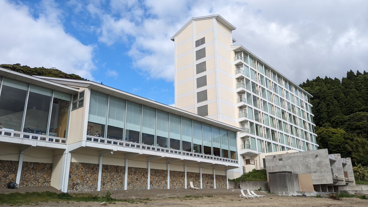 fireofireo's tweet photo. 去年、西武ホールディングスの株主優待券を使って、宮崎県の南郷プリンスホテルに泊まりました。株主優待券は100株保有で1000円×3枚をもらえます。
西武ライオンズのキャンプで選手たちが利用するらしく、ライオンズ関連の展示コーナーも⚾
目の前が海岸で素晴らしい景色でした🌊

#株���優待 https://t.co/YMOo9HwVr5