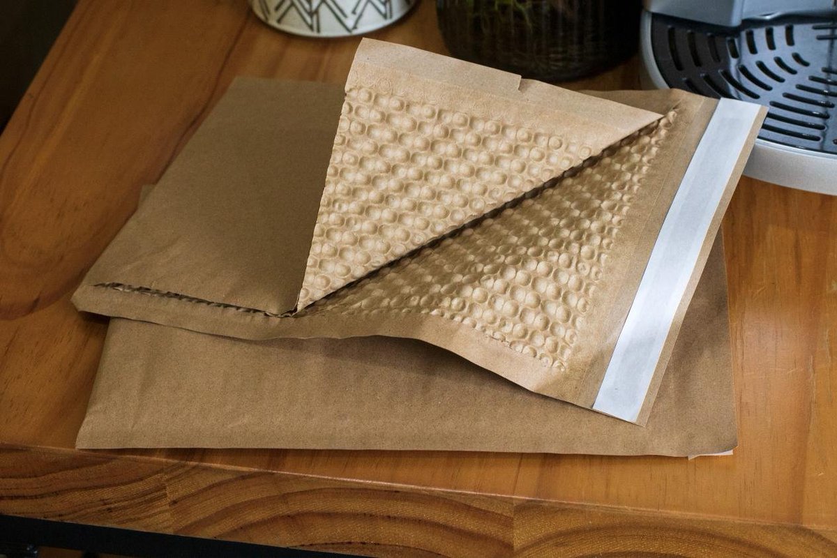 AmesonPackaging's tweet photo. Green Technology Changes the New Style: Pressure Bubble Envelopes
Pressure bubble envelope bag, as an environmentally friendly biodegradable, cushioning shock absorption, good sealing, convenient packaging and self-adhesive seal design in one innovative product.

#paper #ameson https://t.co/wev6RRDqvW