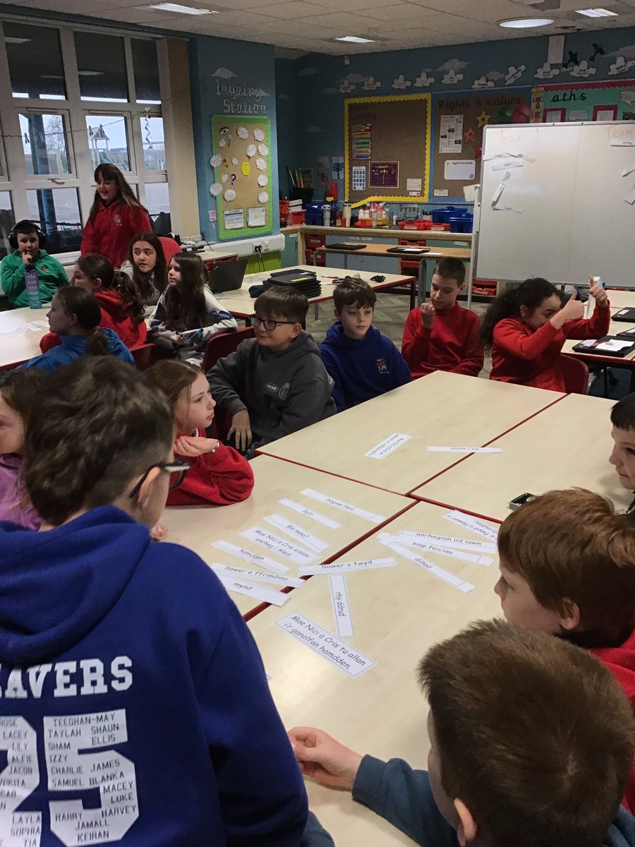 YsgolBrynTeg1's tweet image. Dosbarth Seren had fun identifying and translating Welsh words/phrases/sentences from our Welsh book and competing against each other to find the correct answer. #drawgame
