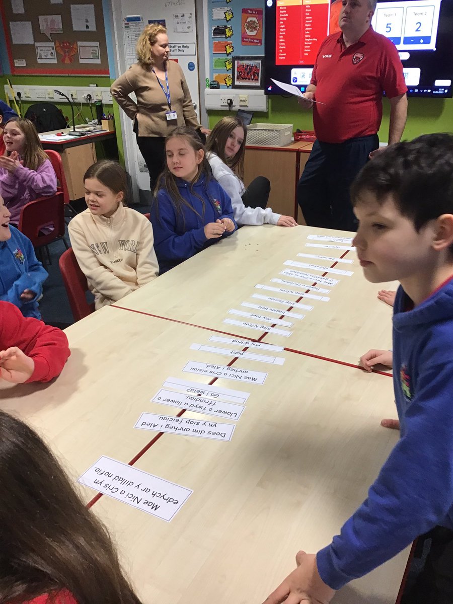 YsgolBrynTeg1's tweet image. Dosbarth Seren had fun identifying and translating Welsh words/phrases/sentences from our Welsh book and competing against each other to find the correct answer. #drawgame