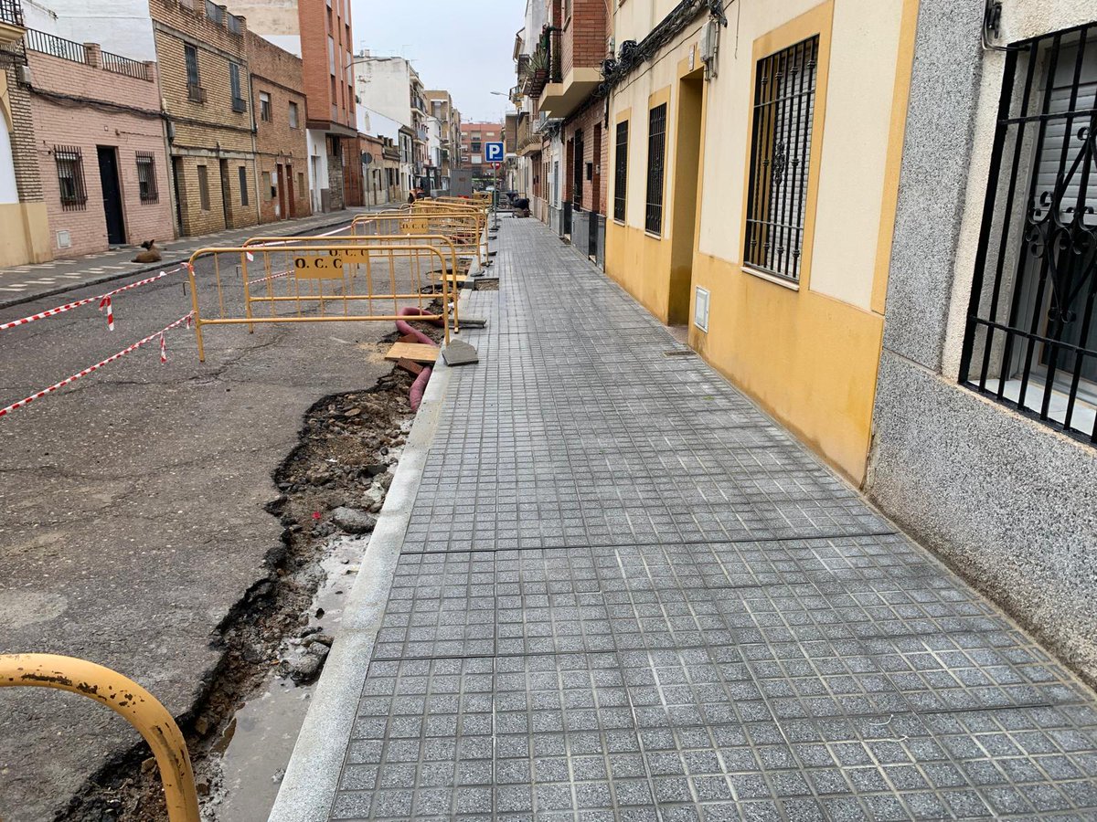 OccOBRA's tweet photo. 🧱 Obras de remodelación de la calle Calatañazor de #Córdoba. https://t.co/XejMAQlqyu