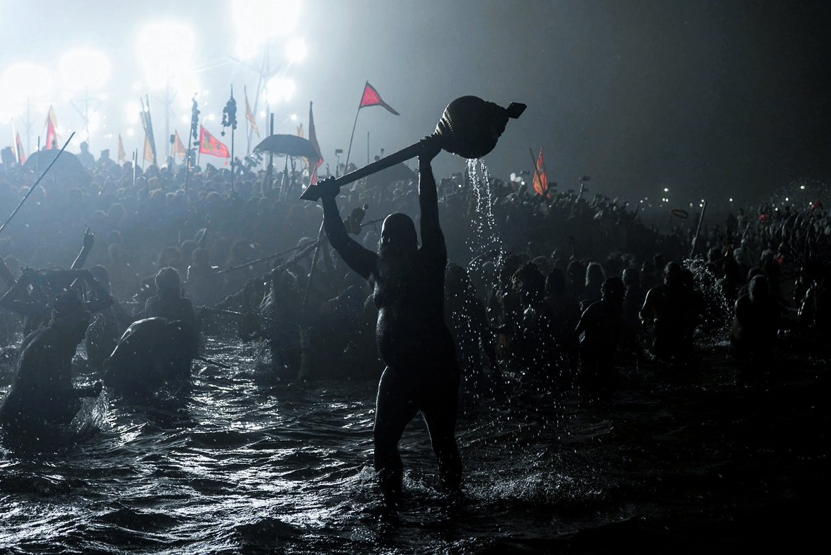 sanjeevsanyal's tweet photo. The best Mahakumbh photo thus far (no idea who took it). Captures the primordial feel of the grand gathering. https://t.co/GOHQB5iejw