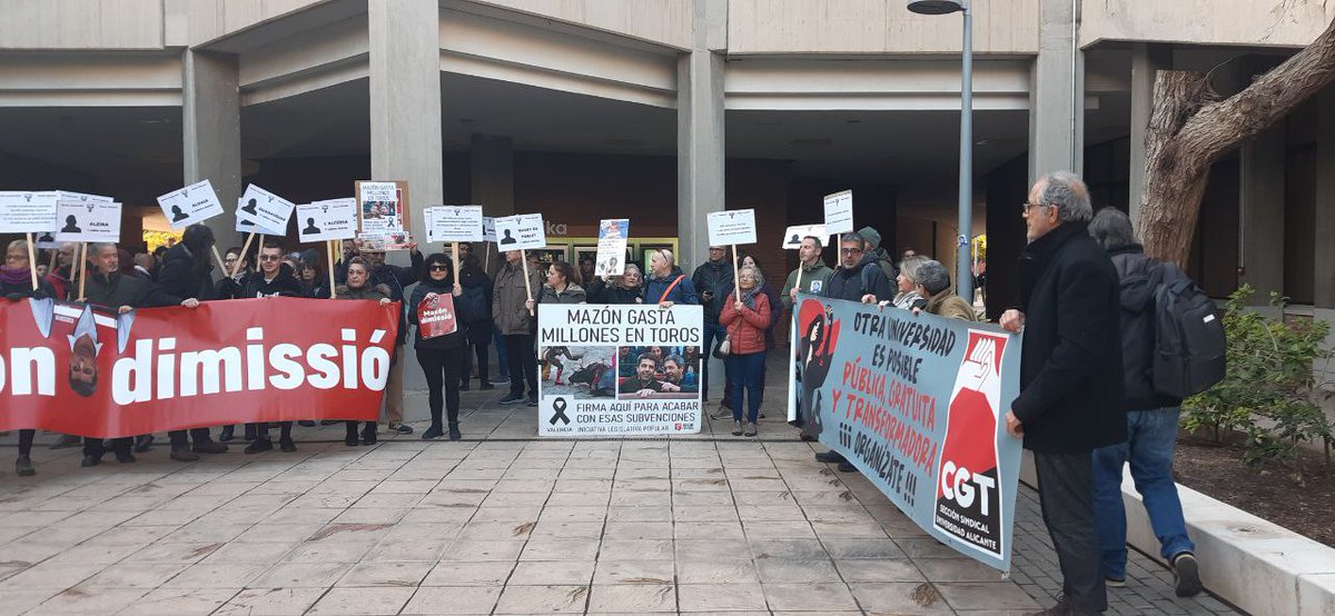 Decidimalacanti's tweet photo. Som presents a la Universitat d'Alacant per mostrar el nostre rebuig a la presència del president il·legítim @carlos_mazon_ per la seua gestió criminal de la DANA. El poble no defallirà fins fer-lo fora a ell i tot el seu Consell còmplice.
Seguim! https://t.co/oInlvdmJYz