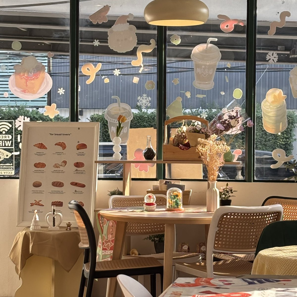 SONGJE_S's tweet image. ร้านน่ารักขึ้นทุกวัน🧸🫶🏻 เผลอแป็ปๆคือ1กว่าแล้ว ใครอยู่เส้นพัฒนาการ-ศรีนครินทร์ หาขนมอร่อยๆแวะมาหากันได้คับ ที่ร้านเป็นเบเกอรี่โฮมเมด สูตรคุณแม่เราคับ เครื่องดื่มมีทั้ง coffee-non coffee เมนูสดชื่นก็มีน้า อยากให้มาลองคับ #รีวิวคาเฟ่ @aroii