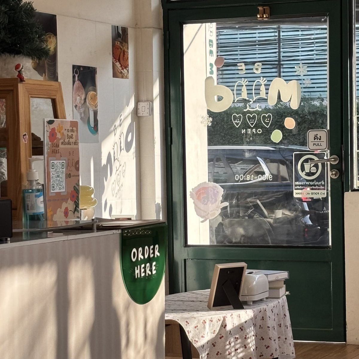 SONGJE_S's tweet image. ร้านน่ารักขึ้นทุกวัน🧸🫶🏻 เผลอแป็ปๆคือ1กว่าแล้ว ใครอยู่เส้นพัฒนาการ-ศรีนครินทร์ หาขนมอร่อยๆแวะมาหากันได้คับ ที่ร้านเป็นเบเกอรี่โฮมเมด สูตรคุณแม่เราคับ เครื่องดื่มมีทั้ง coffee-non coffee เมนูสดชื่นก็มีน้า อยากให้มาลองคับ #รีวิวคาเฟ่ @aroii