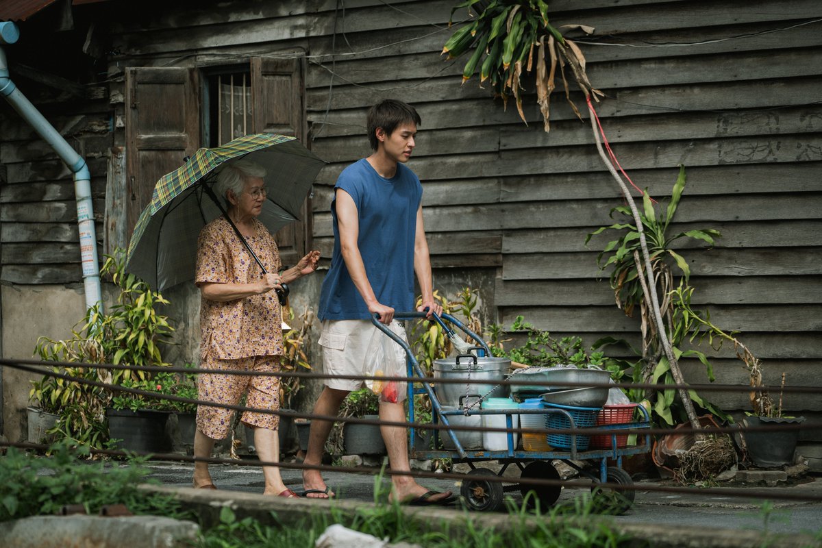 cineasia_online's tweet photo. Estamos preparando un reportaje sobre la película tailandesa Como ser millonario antes de que muera la abuela donde analizamos como un film aparentemente 'sencillo' en su construcción ha conseguido cautivar con la tradición, la comedia y el drama a diferentes comunidades de todo el mundo.