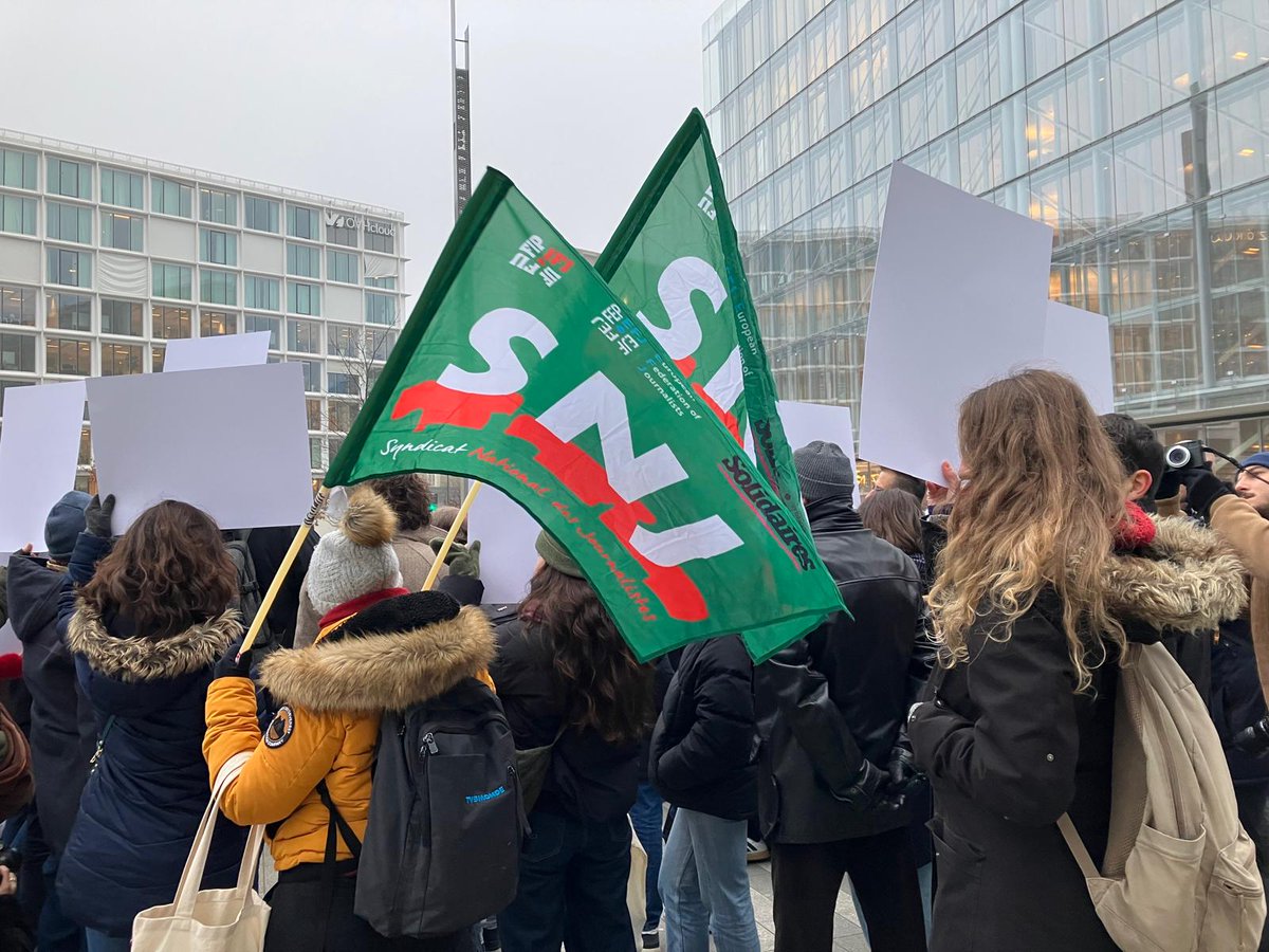 RASSEMBLEMENT de soutien à <a href="/AriaLavrilleux/">Ariane Lavrilleux</a> <a href="/Disclose_ngo/">Disclose</a> ce vendredi matin devant le tribunal judiciaire de Paris ✊️✊️✊️ 
L'intimidation judiciaire du journalisme d'investigation doit cesser, et la loi de 2010 sur la protection des sources doit être renforcée
