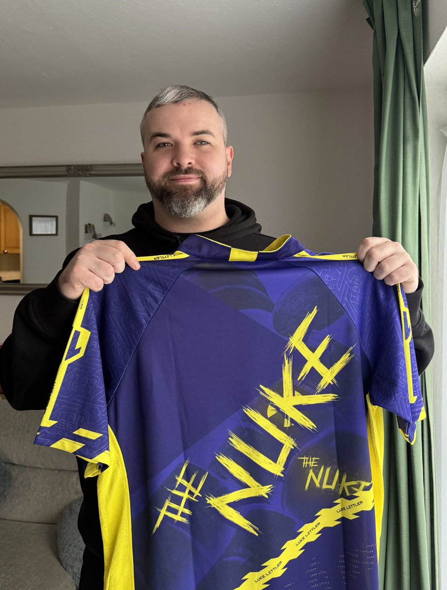 Getting an awesome birthday present! <a href="/LukeTheNuke180/">Luke Littler</a> I shall wear it with pride! 🙌🏼👊🏼