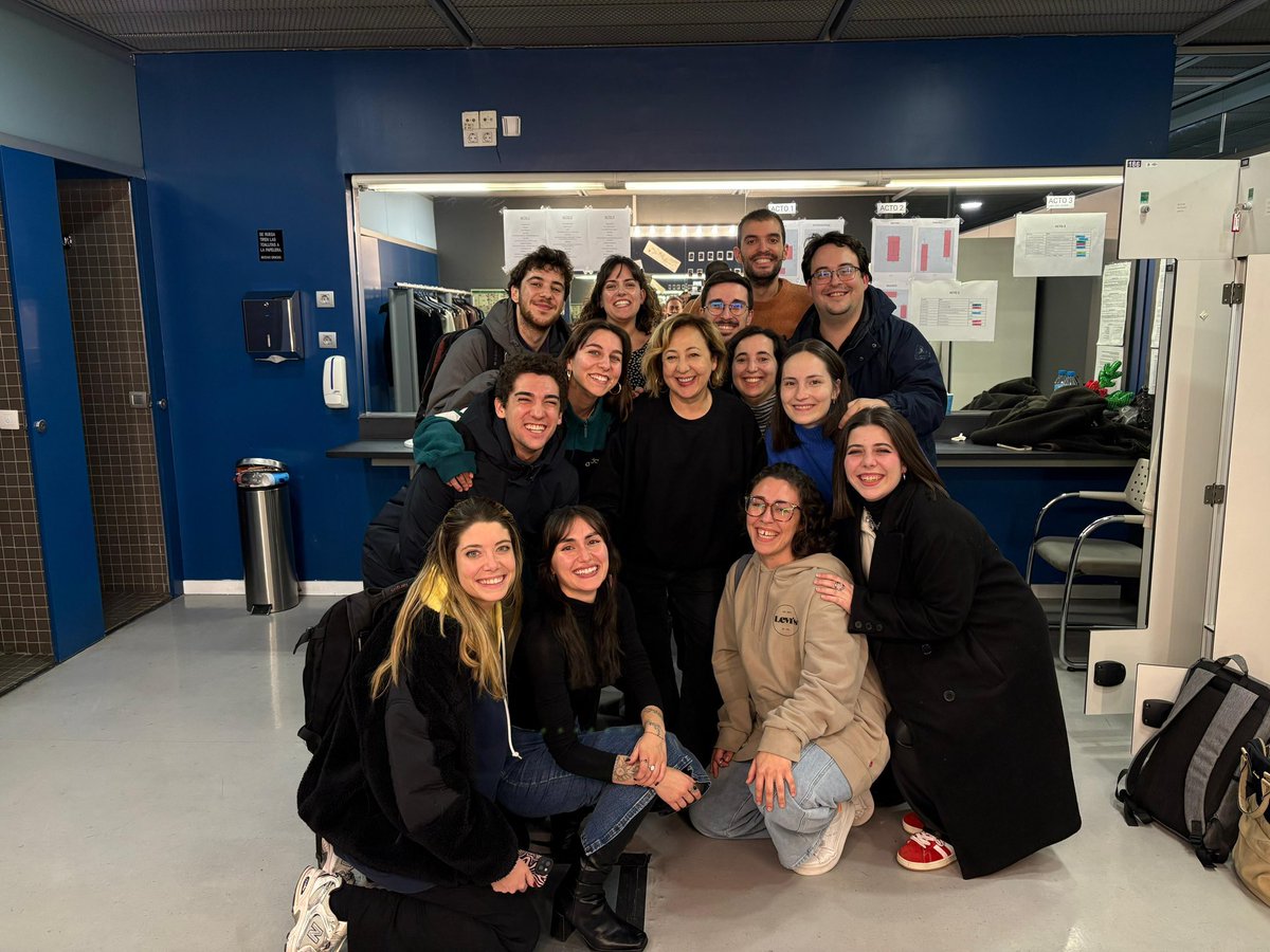 CoroJovenesMad's tweet photo. A veces nos encontramos grandes sorpresas en las funciones de #1936 como esta. ¡Muchísimas gracias a Carmen Machi! Fue un verdadero honor.💙✨ @centrodramatico https://t.co/OjMvLBat97