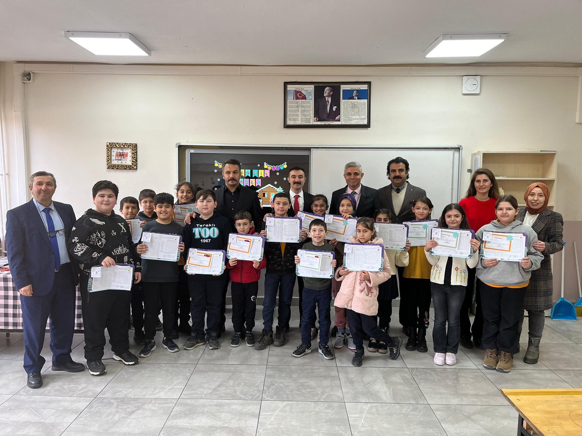 TarakliKaymakam's tweet photo. Kaymakamımız Sn. Burak SERTTAŞ , 2024-2025 Eğitim Öğretim Yılı 1. Dönem Karne Dağıtım Programı kapsamında Taraklı Ortaokulu’nda öğrencilerimize karnelerini ve karne hediyelerini takdim etti.

İyi Tatiller Çocuklar 🤗 https://t.co/7kyE93aTvn