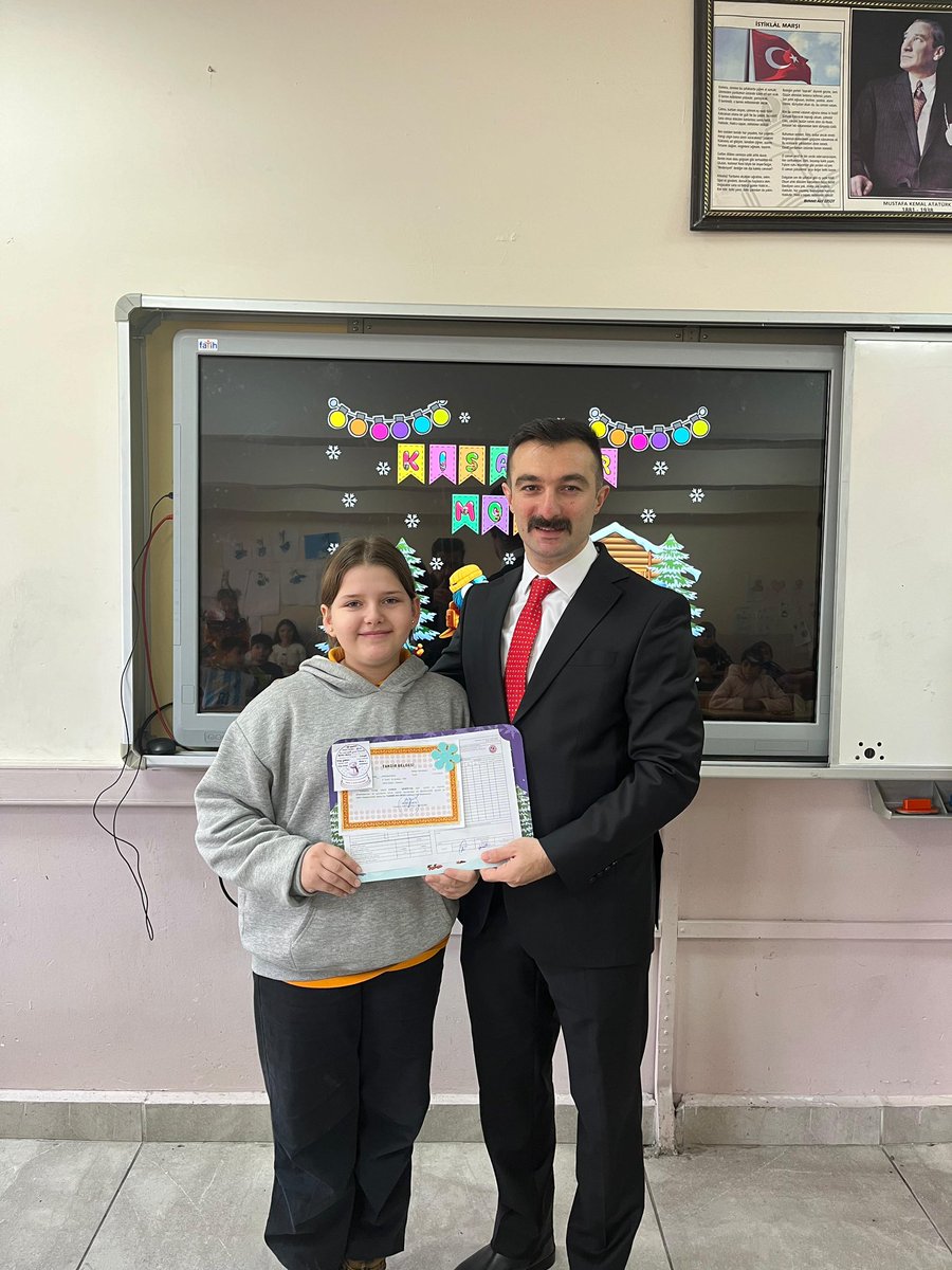 TarakliKaymakam's tweet photo. Kaymakamımız Sn. Burak SERTTAŞ , 2024-2025 Eğitim Öğretim Yılı 1. Dönem Karne Dağıtım Programı kapsamında Taraklı Ortaokulu’nda öğrencilerimize karnelerini ve karne hediyelerini takdim etti.

İyi Tatiller Çocuklar 🤗 https://t.co/7kyE93aTvn