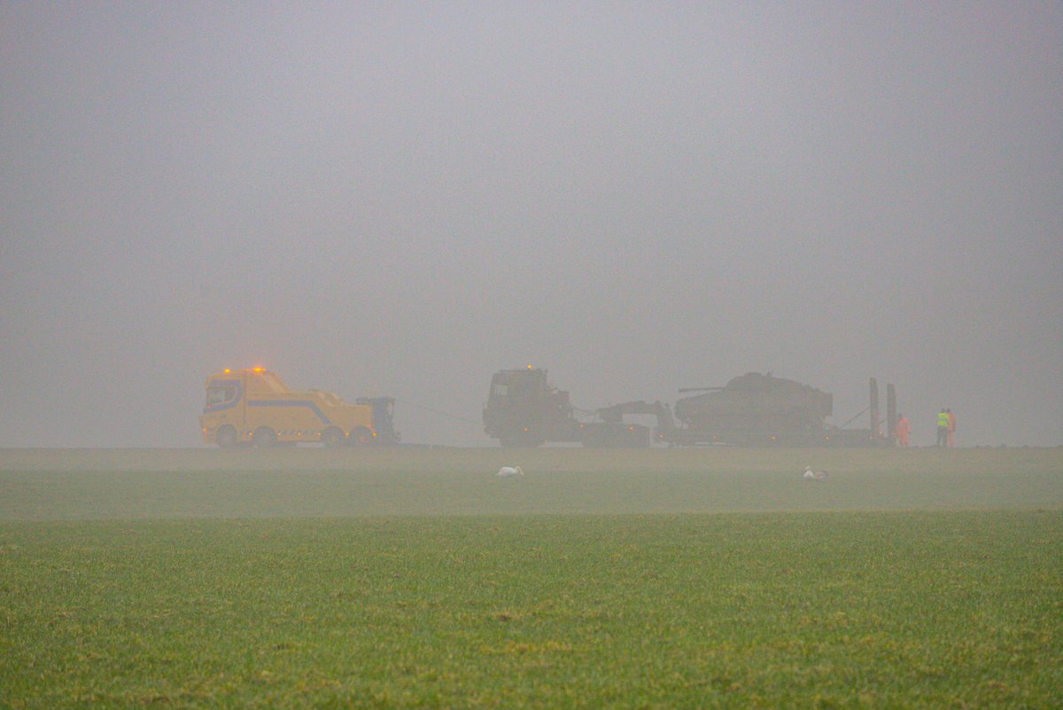 Vrachtwagen van defensie belandt in berm: N361 afgesloten